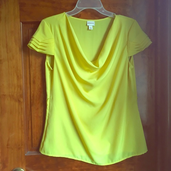 Yellow Blouse 🌻 - Picture 1 of 5