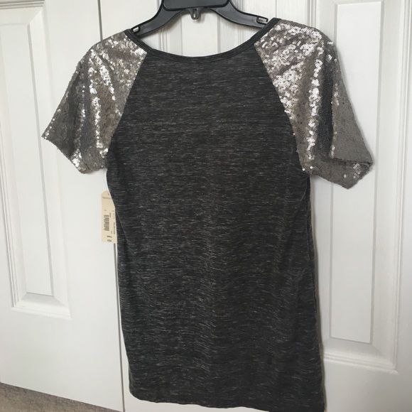 NWT🌟 Grey Top With Sequins - Picture 2 of 3