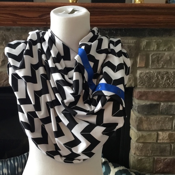 lululemon athletica Accessories - Lululemon Vinyasa Scarf chevron print EUC 🎉HP🎉