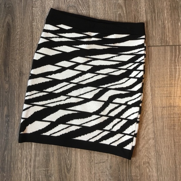 XXI Dresses & Skirts - Black and white mini skirt