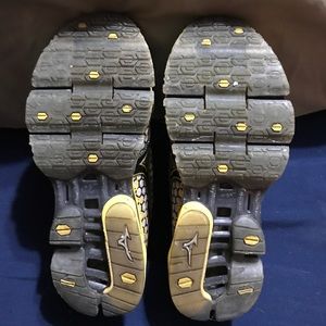 Size 10 Mizuno Wave Prophecy 3