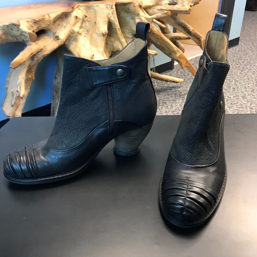 Fluevog Cecilia Black Leather Womens Boot Size 9