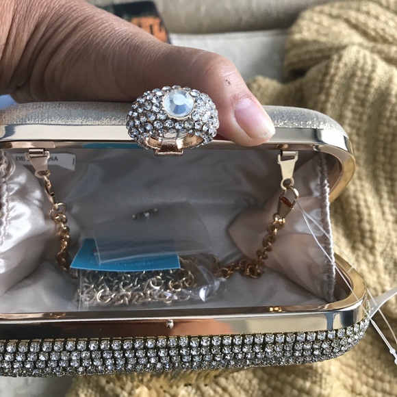 A Small Gold Designer clutch - Picture 3 of 7