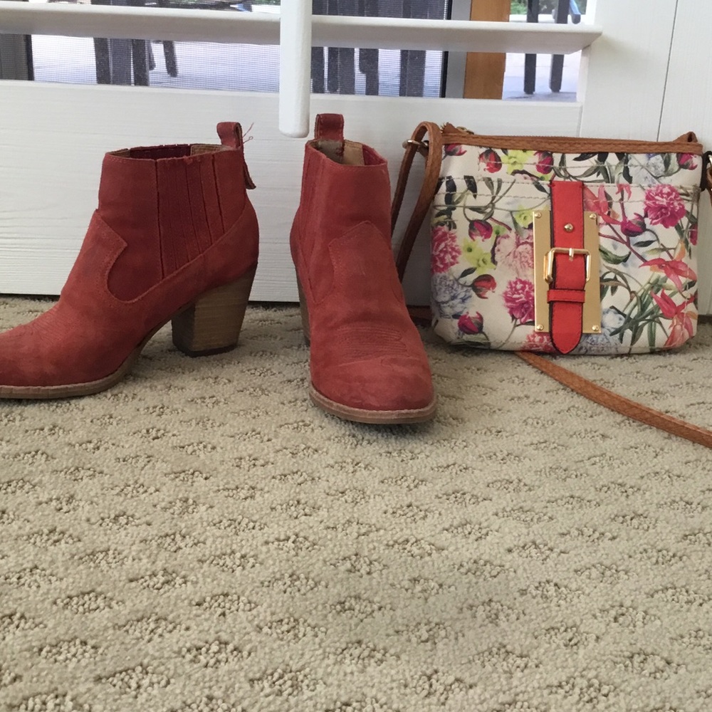 Shoe boots and handbag