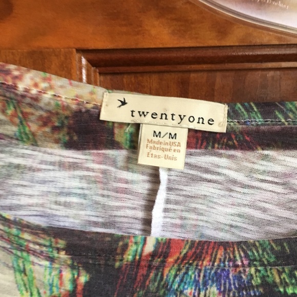 Adorable Patterned Shirt🌸 - Picture 2 of 4