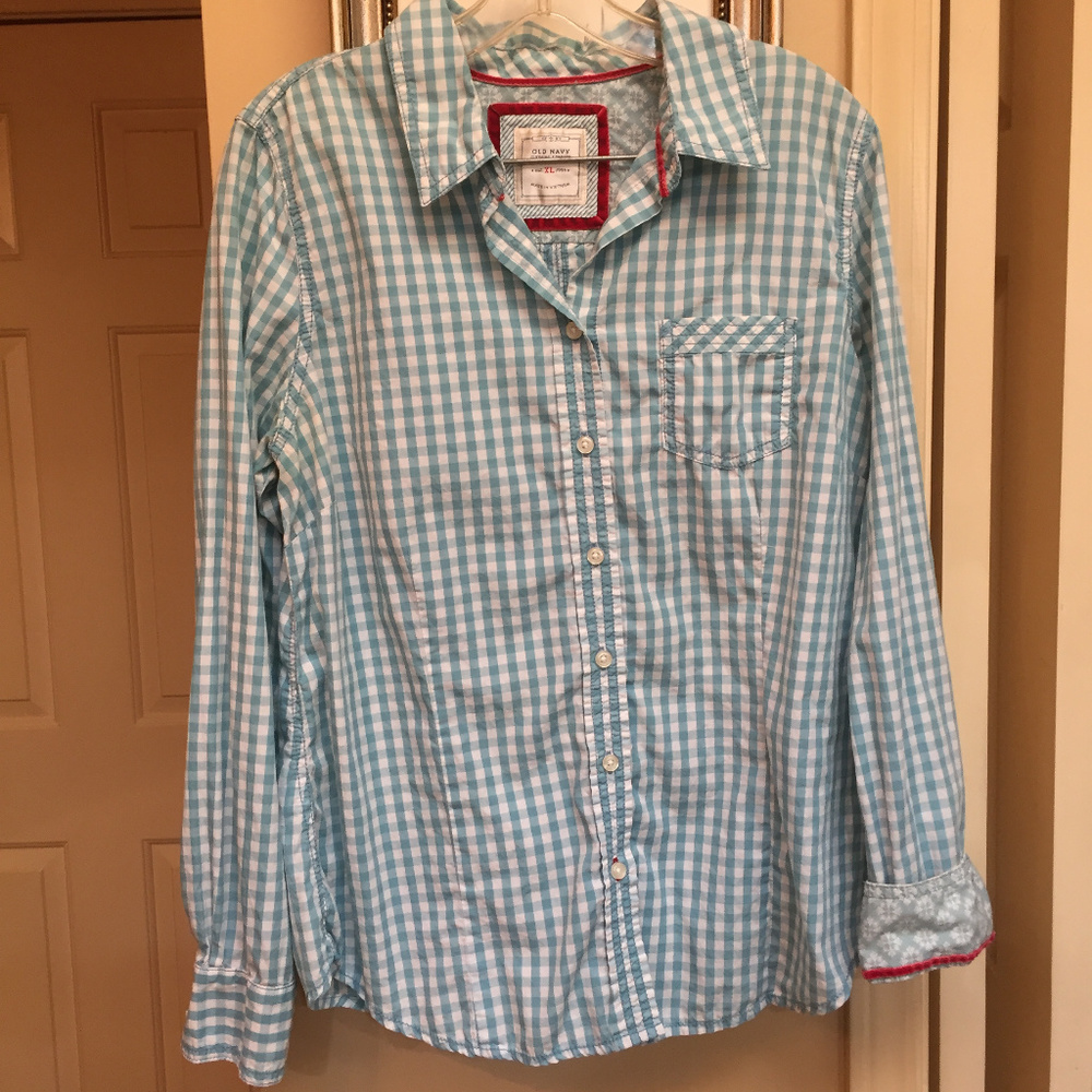 Feminine details! Aqua Checked LS button up