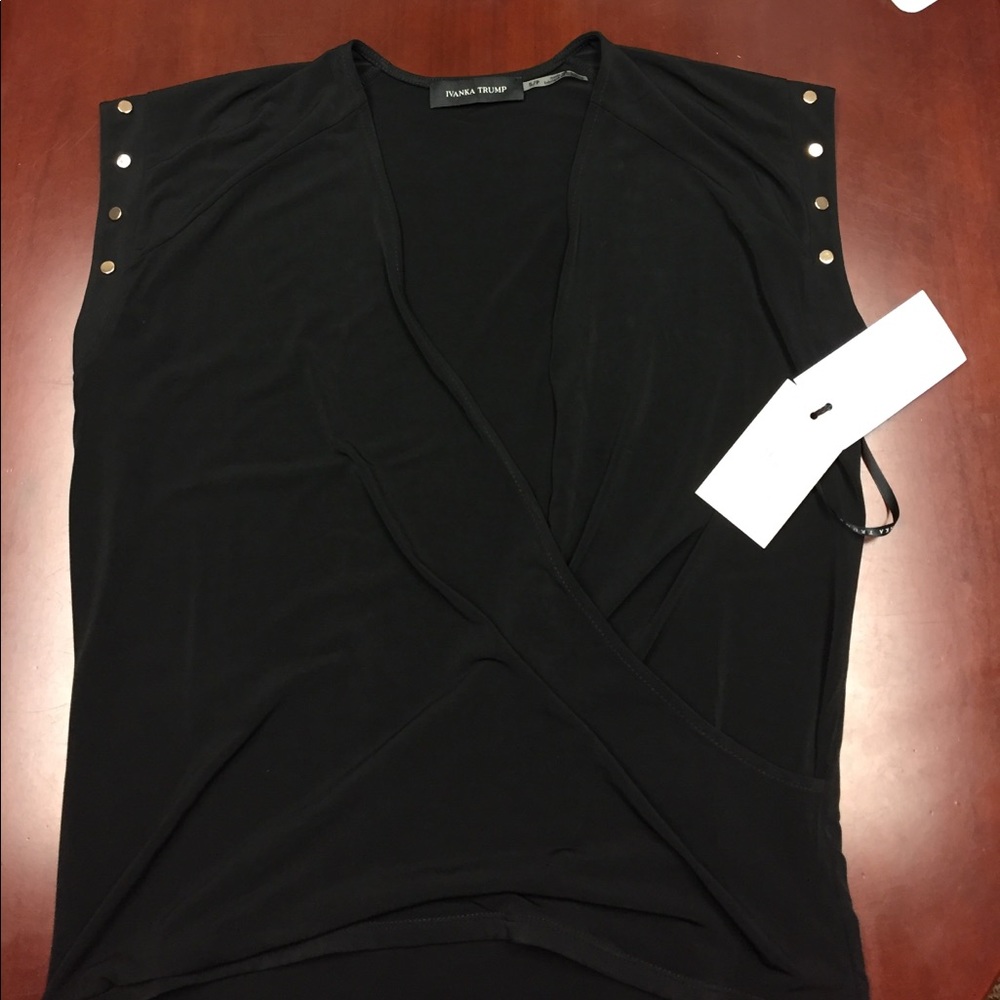 New sleeveless shirt with tags