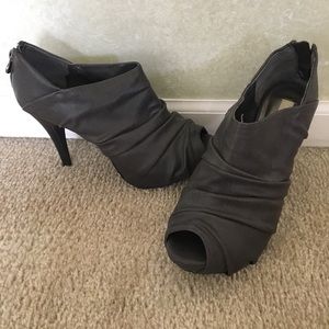 Vera wang gray leather heels