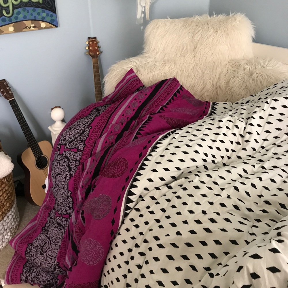 TWIN XL URBAN OUTFITTERS COMFORTER
