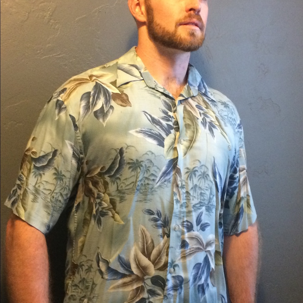 Lite Use Men's Blue Med Hawaiian Shirt!!! 👕🌊