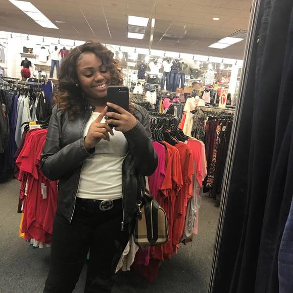 Meet your Posher, Michol - Picture 1 of 1