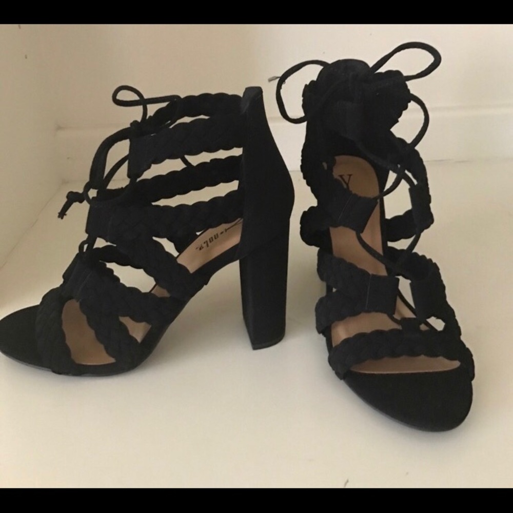 Y.not Sz 7 black chunky heel Never worn lace up