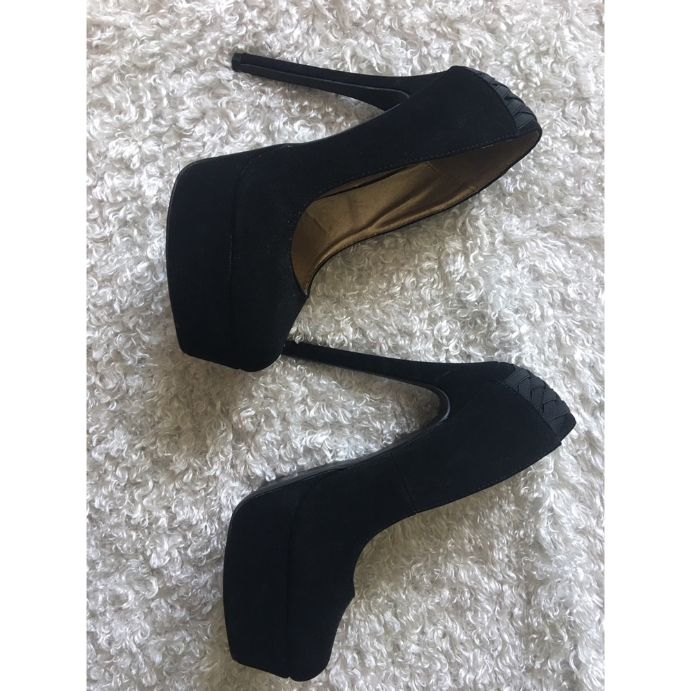 Black pumps