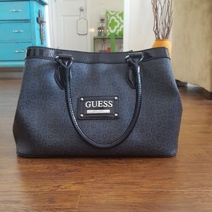 Guess Purse Black. Used a few times.
