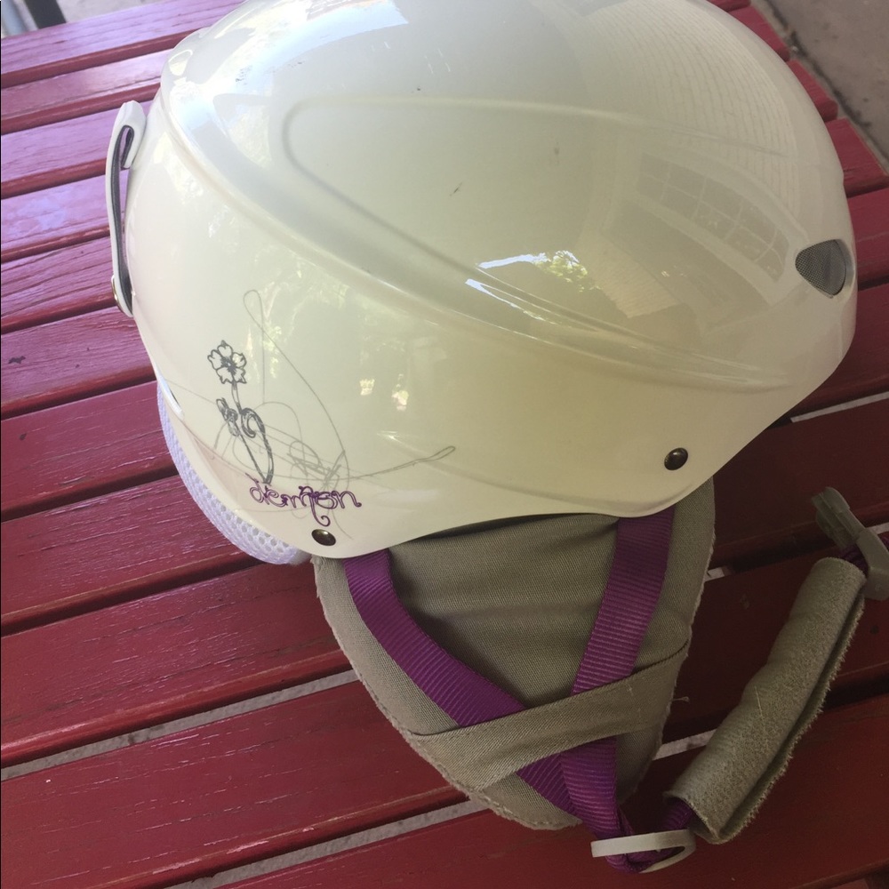 Women's ski/ snowboard helmet
