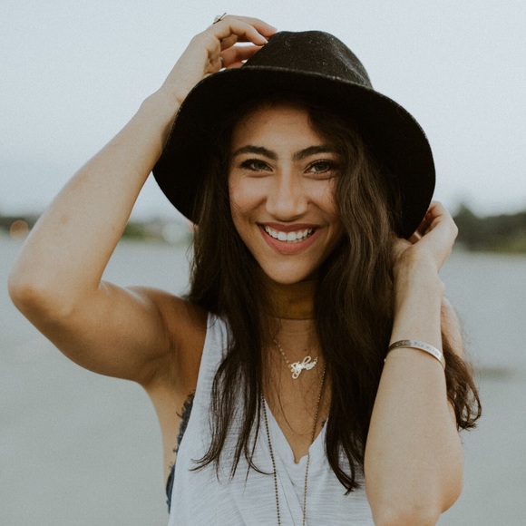 Meet your Posher, Stephanie 🌞 HI sunshines! - Picture 4 of 8