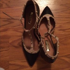 8 1/2 black ankle strap Halogen heels