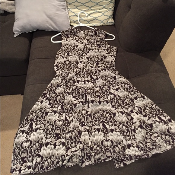 Floral, brown dress - Picture 4 of 5