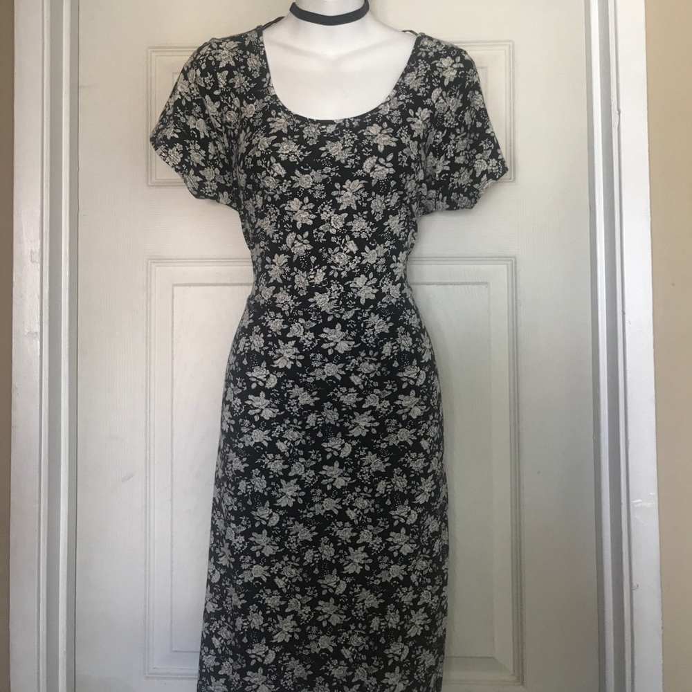 PLUS SIZE Black/white floral dress with cross back