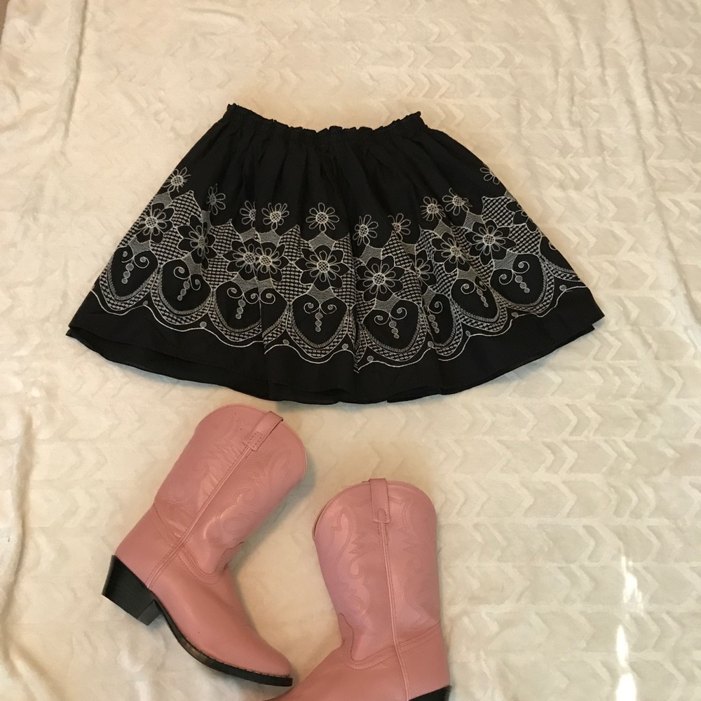 ⬇️Black short skirt with white embroidery