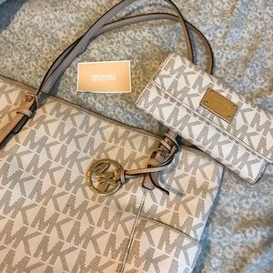 Michael kors tote: wallet INCLUDED.