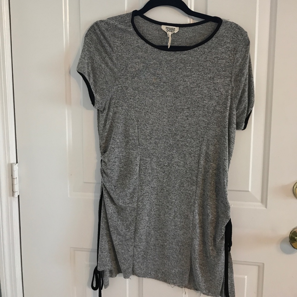 Super cute side tie Teeshirt ❤️🖤😘✔️👚