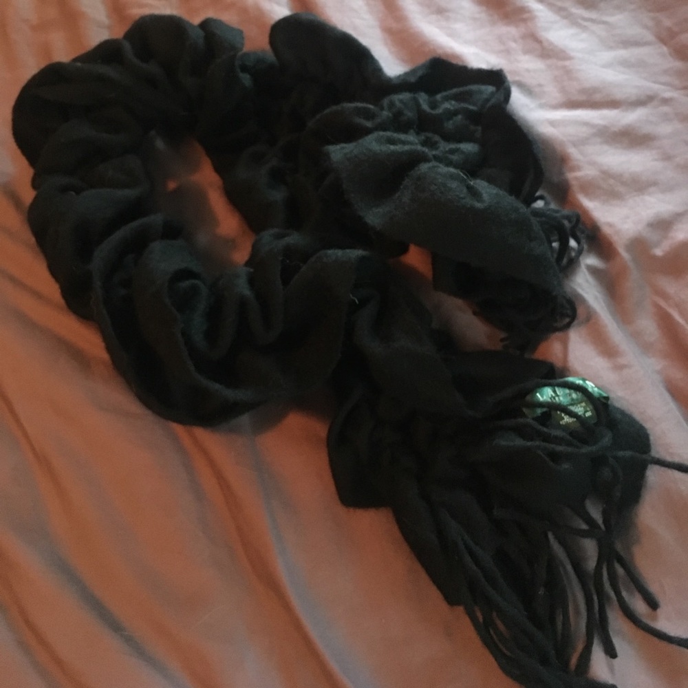 Black Ruffled Scarf