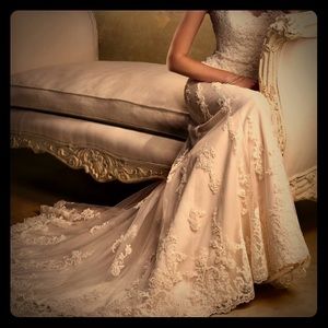 Maggie Sottero Emma Lace Wedding Dress size 10