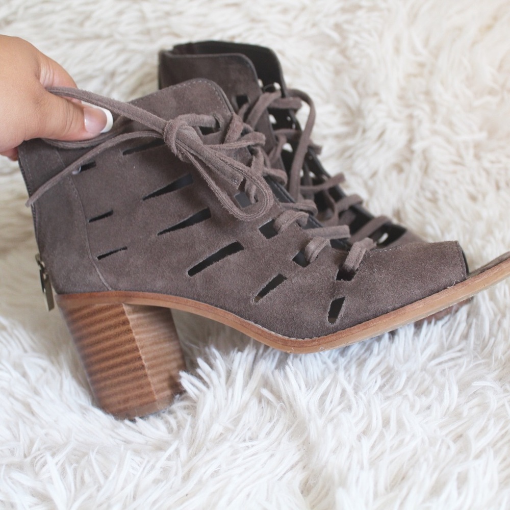 🎉 VINCE CAMUTO CHUNKY LACE UP SUEDE HEEL!!