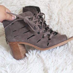 🎉 VINCE CAMUTO CHUNKY LACE UP SUEDE HEEL!!