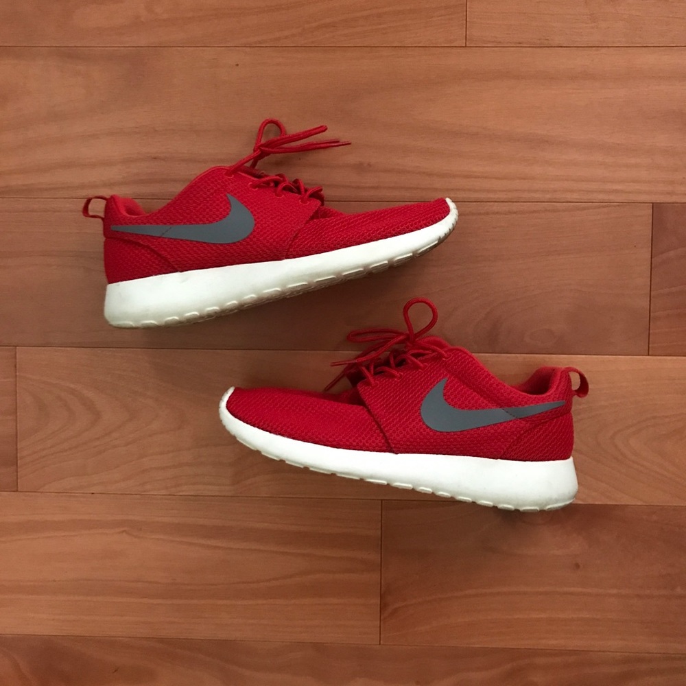 NIKE Roshe Run Size 6.5 Men / 8 Women