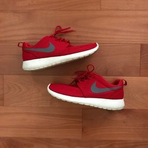 NIKE Roshe Run Size 6.5 Men / 8 Women