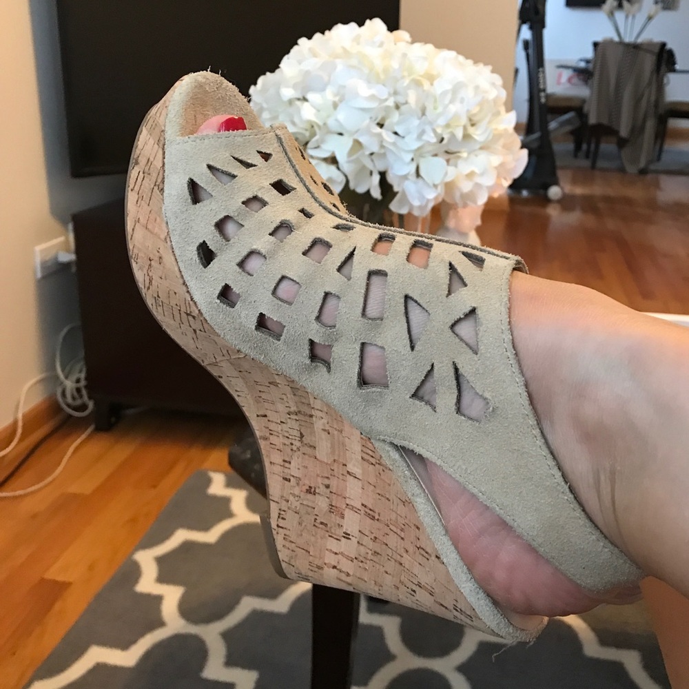 Franco Sarto beige Suede wedge 71/2