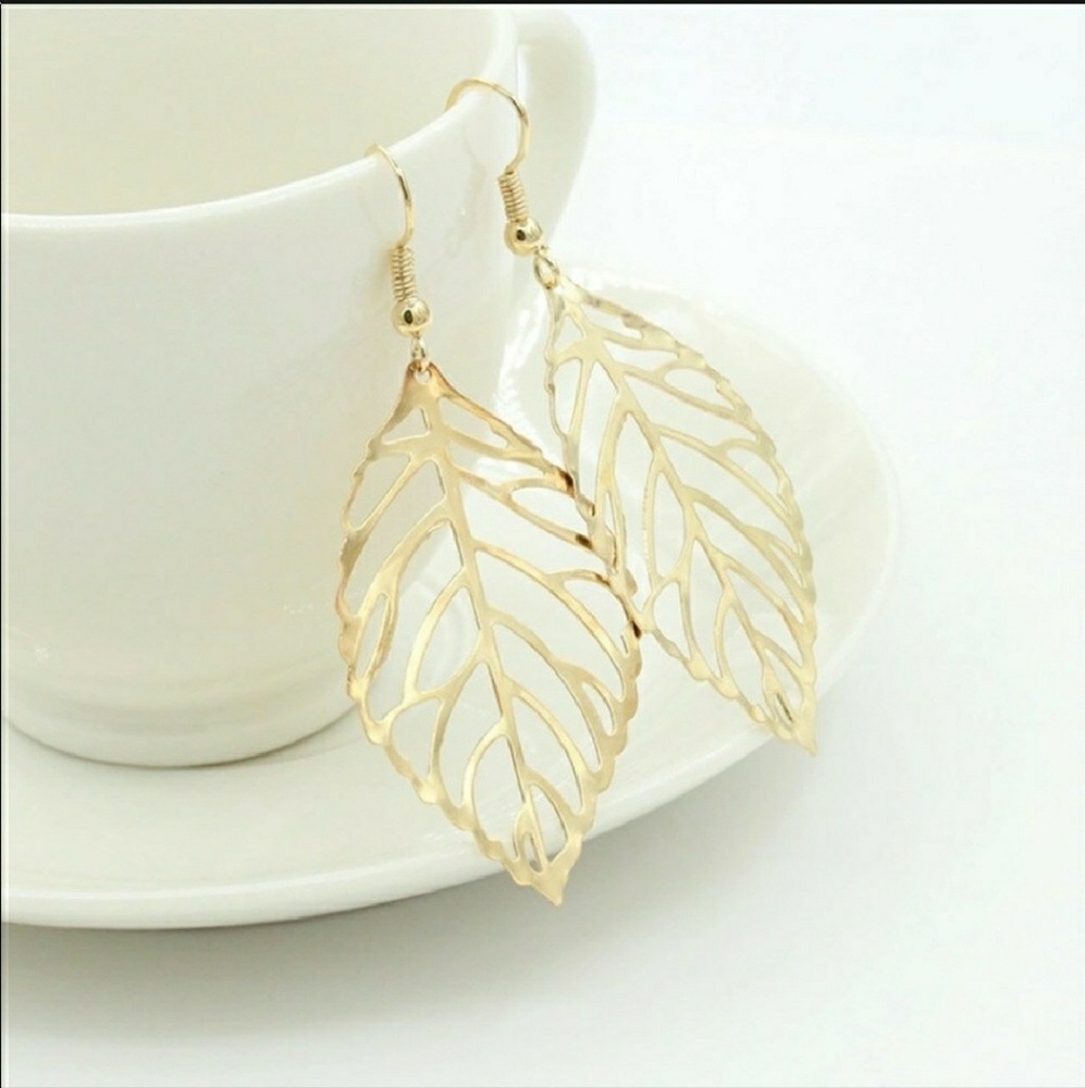 Leaf dangle earrings 🍂