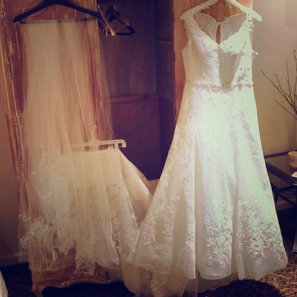 Oleg Cassini Lace A-line Wedding Dress. Size 14.