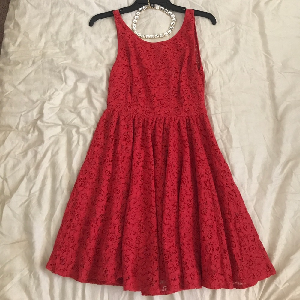 Red lace dress with opening in back 🔥