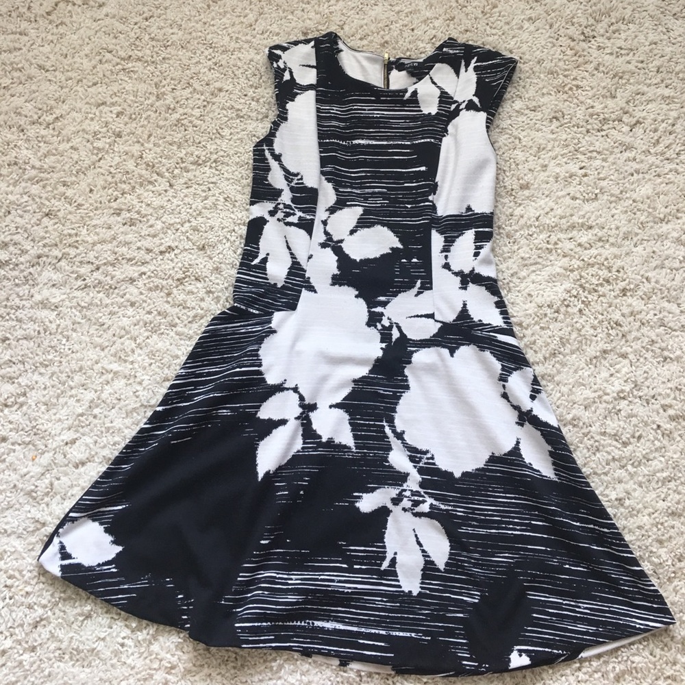 Adorable midi dress with cute gold zipper