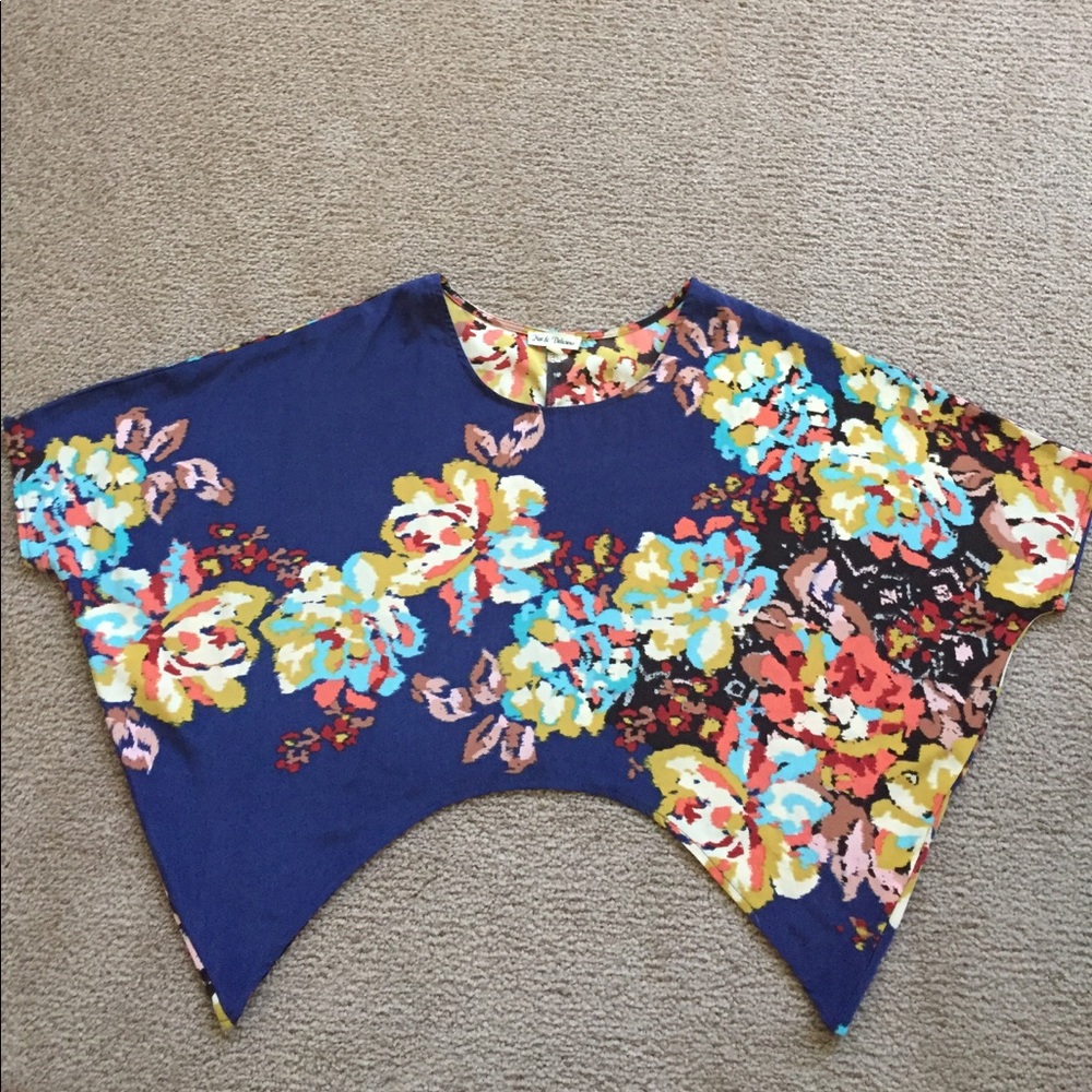 Wide floral top