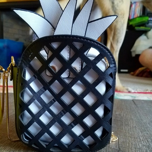 LAST ONE! B&W PINEAPPLE PURSE!🍍🍍 - Picture 4 of 5