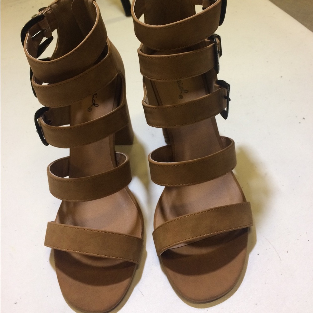 Strappy booties with heel. - Picture 2 of 3