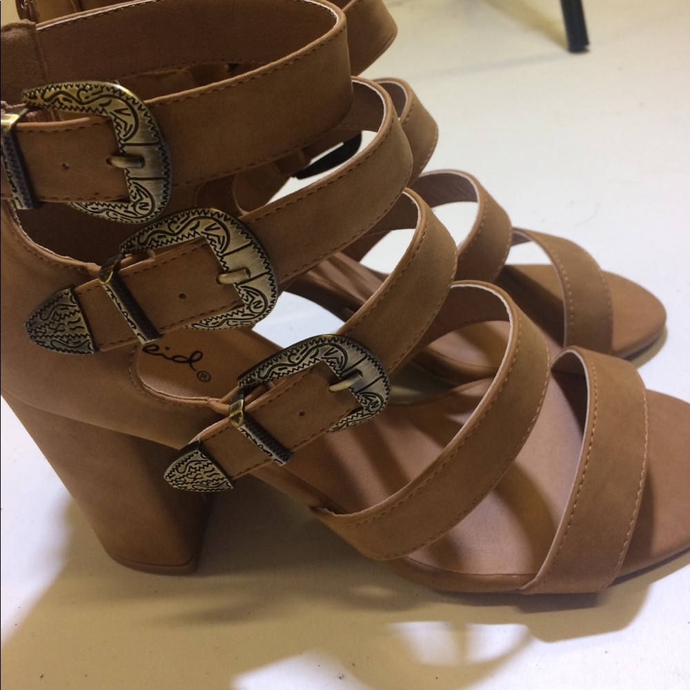 Strappy booties with heel. - Picture 3 of 3