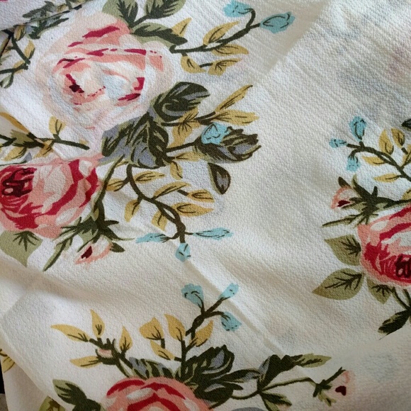 🌿FLORAL BLOUSE🌿🌿 - Picture 7 of 8