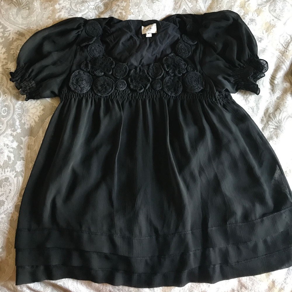 Flowy black top