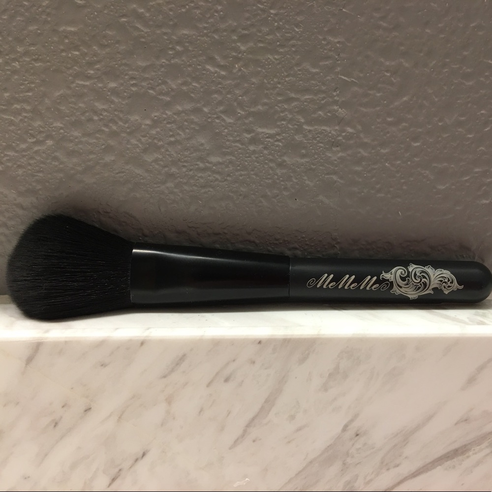 ♥️NWOT Me Me Me blush brush♥️