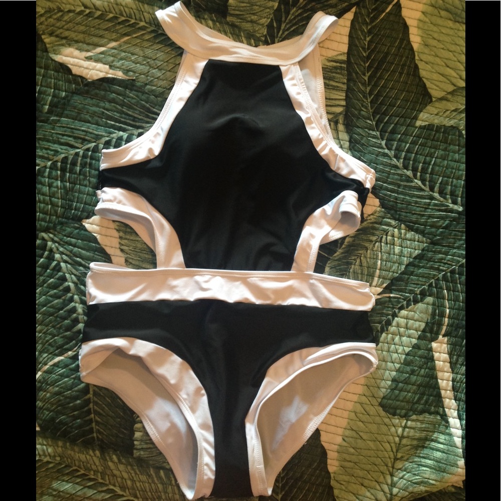 NWOT Sporty black & white swimsuit👙