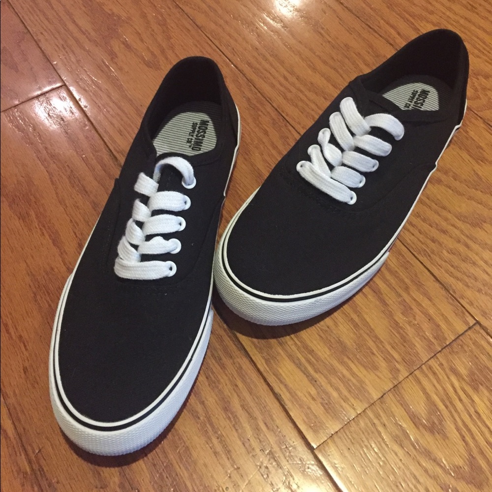 Black canvas tennis shoes