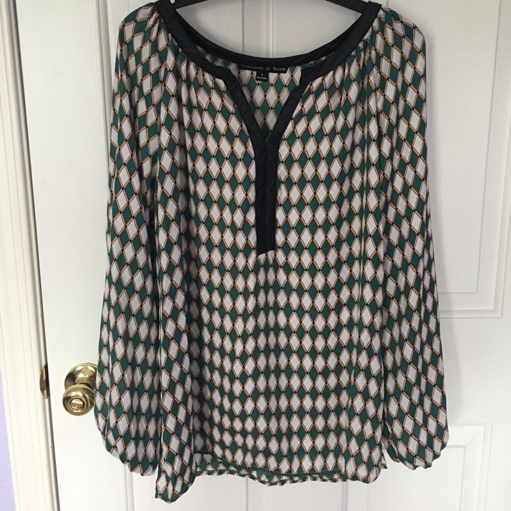Green patterned long blouse w black trim