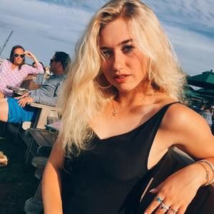 Meet your Posher, Chloe