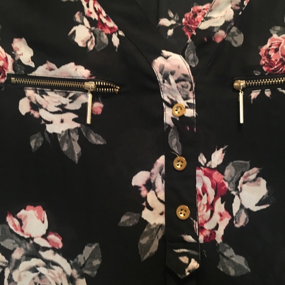 I is for Justify woman's floral top in medium - Picture 3 of 4