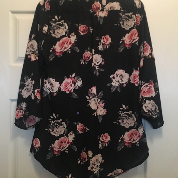 I is for Justify woman's floral top in medium - Picture 4 of 4